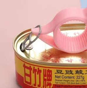 Detailopname van een schattige roze konijnvormige multifunctionele blikopener, handig in gebruik.