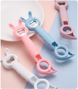 Detail van schattige handige 4-in-1 konijnen flesopener, antislip pot- en bieropener.