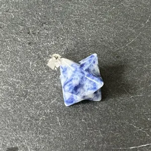 Blauer Stein Merkaba Stern Kristall Anhänger Detailansicht zeigt einzigartige Natursteinstruktur.