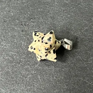 Natuerlicher Dalmatiner Stein Merkaba Stern Anhaenger Hexagramm Reiki Heilung Kristall Detail