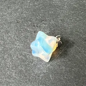 Nahaufnahme Detail des synthetischen Opal Merkabah Sternanhangers auf dunklem Stein.