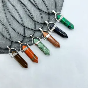 Collana con ciondolo a proiettile a pilastro esagonale in cristallo di pietra naturale.