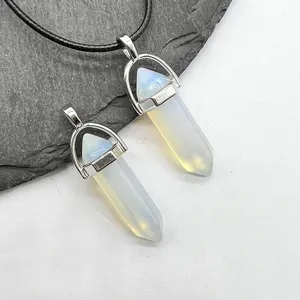 Collana con ciondolo a prisma esagonale in opale naturale con gancio argento e cordino nero.