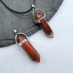 Collana con ciondolo a proiettile esagonale in cristallo di agata rossa, bellissimo accessorio.