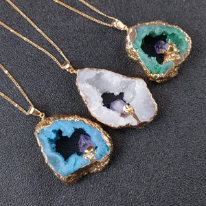 Collana con ciondolo a fetta di geode di cristallo naturale irregolare con cristalli.