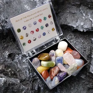 Detailansicht der bunten Achat und Kristall Mineralstein Proben in der transparenten Box.