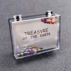 Mineraliensammlung Box transparente Vitrine mit bunten Kristall-Gesteinsproben.