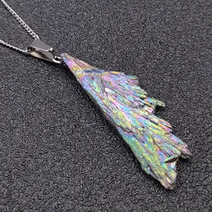 Gedetailleerd overzicht van onregelmatige iriserende titanium gecoate ruwe kristal ketting.
