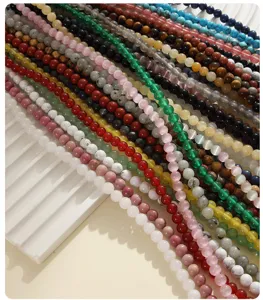 Naturstein Kristall Perlen fuer DIY handgemachte Schmuckherstellung und Armbaender.