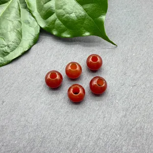 Perlina tonda in pietra naturale da 8mm con grande foro, ideale per bracciali DIY e bigiotteria.