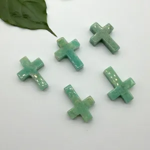Natuurlijke groene steen kruis hanger kraal, horizontaal geboorde kristal sieraden accessoire.