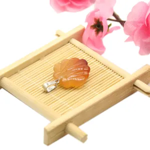 Exquisite agate shell flower pendant detail, perfect charming jewelry DIY accessory.
