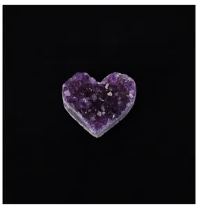 Vue détaillée d'un spécimen minéral d'amas de cristaux de cœur d'améthyste violette naturelle.