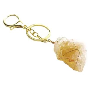 Portachiavi artigianale in cristallo di citrino grezzo naturale con elegante anello.