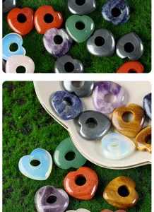 Gros plan sur divers pendentifs en cristal en forme de cœur en pierre naturelle pour bijoux.