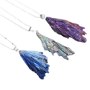 Gedetailleerd overzicht van onregelmatige gegalvaniseerde kristallen hanger ketting.