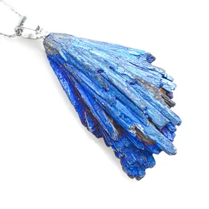 Gedetailleerd overzicht van onregelmatige blauwe titanium mineraal kristal hanger ketting ac