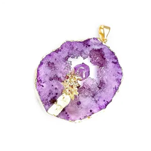 Pendente in fetta di geode di cristallo viola naturale con bordo dorato per collana maglione