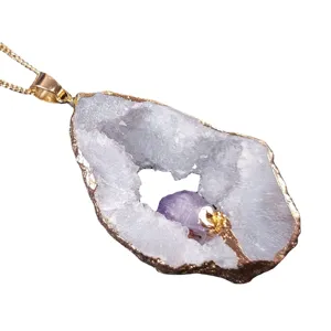 Collana con ciondolo a fetta di geode in cristallo viola naturale con bordo dorato