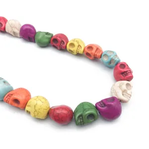 Gros plan de perles crânes colorées, idéal pour les bijoux et loisirs créatifs d'Halloween.