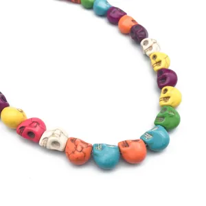 Gros plan de perles crânes en turquoise synthétique colorée, vue détaillée de perles DIY.