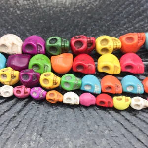Gros plan de perles en turquoise crâne coloré, idéal pour les détails de bijoux DIY créatifs.