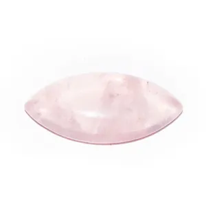 Dettaglio cabochon marquise in quarzo rosa naturale, ideale per lavorazione di gioielli.