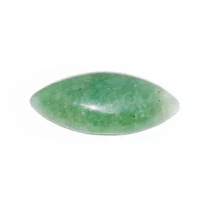 Vista di dettaglio gemma cabochon marquise verde per creazione gioielli con anello.