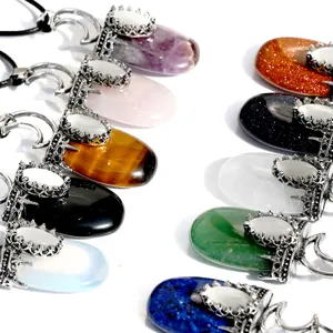 Collana con ciondolo ovale in pietra preziosa di cristallo naturale con luna e corona vintage.