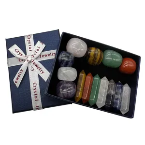 Gros plan de 14 cristaux de guérison chakra avec pierres roulées et pointes en coffret.