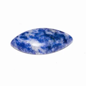 Dettaglio cabochon marquise in pietra preziosa blu naturale per anello di gioielleria.