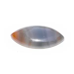 Primo piano di cabochon in pietra preziosa marquise, superficie liscia e ben lucidata.