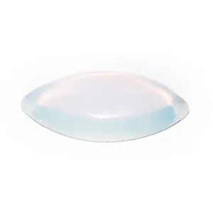 Dettaglio gemma cabochon marquise, anello in cristallo bianco liscio per design di gioielli.