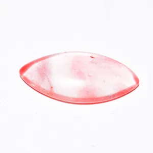 Dettaglio cabochon di gemma in cristallo rosa taglio marquise per montatura anello.