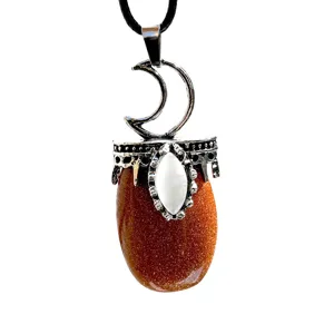 Dettaglio del ciondolo collana con luna in argento vintage e pietra di arenaria dorata bianca.