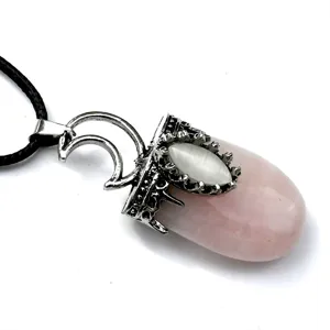 Primo piano dettagliato del ciondolo con cristallo quarzo rosa luna vintage su cordino nero.