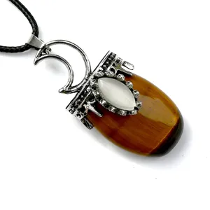 Collana con ciondolo piatto occhio di gatto intarsiato di luna in cristallo naturale.