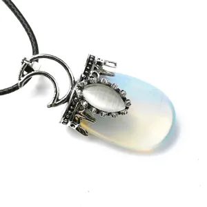 Primo piano dettagliato di una collana con ciondolo a luna in argento vintage e pietra.