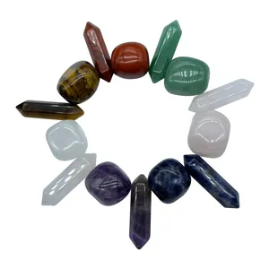 Ensemble de pierres de guérison en cristal de chakra naturel avec colonnes et pierres roulées.