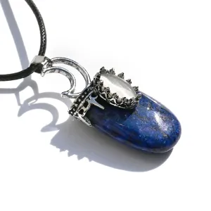 Primo piano dettagliato della collana con ciondolo in cristallo di luna argento.