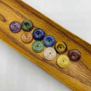 Vue détaillée de perles donut en pierre précieuse de cristal naturel 15mm pour bijoux.