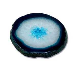 Dettaglio fetta di agata naturale blu, superficie lucida e bordo grezzo come sottobicchiere.