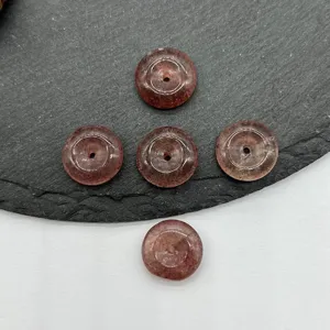 Détail de perles donut en cristal naturel de 15mm, idéal pour les accessoires de bijoux DIY.