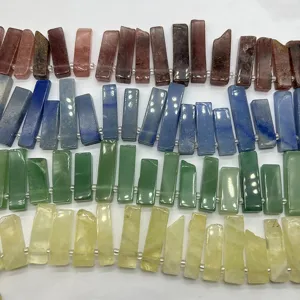 Dettaglio di perline in pietra naturale rettangolari irregolari per creazioni di gioielli fai da te.