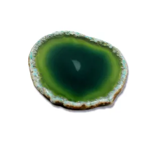 Dettaglio di fetta di agata verde con bellissima texture di cristallo e bordo grezzo.