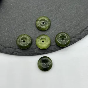 Gros plan de perles de boucle de sécurité en jade vert naturel 15mm, surface polie lisse.