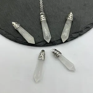Detailansicht der hexagonalen Kristall Spitzenanhaenger mit weissem Quarz fuer Halsschmuck.