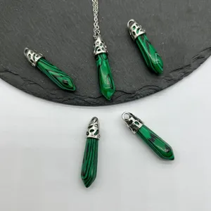 Detailansicht des grünen sechseckigen Stein-Anhänger Halsketten Schmuck Zubehörs für Damen