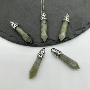 Nahaufnahme Detail von Naturstein Kristall Sechseckige Säule Anhänger Halskette Schmuck.