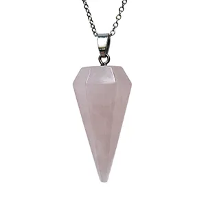 Primo piano dettagliato di un ciondolo pendente esagonale in quarzo rosa con catena.